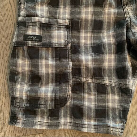 WRANGLER CARGO SHORTS MEN PLAID COTTON SPANDEX BLUE TAN WHITE RELAXED FIT. - Picture 8 of 12